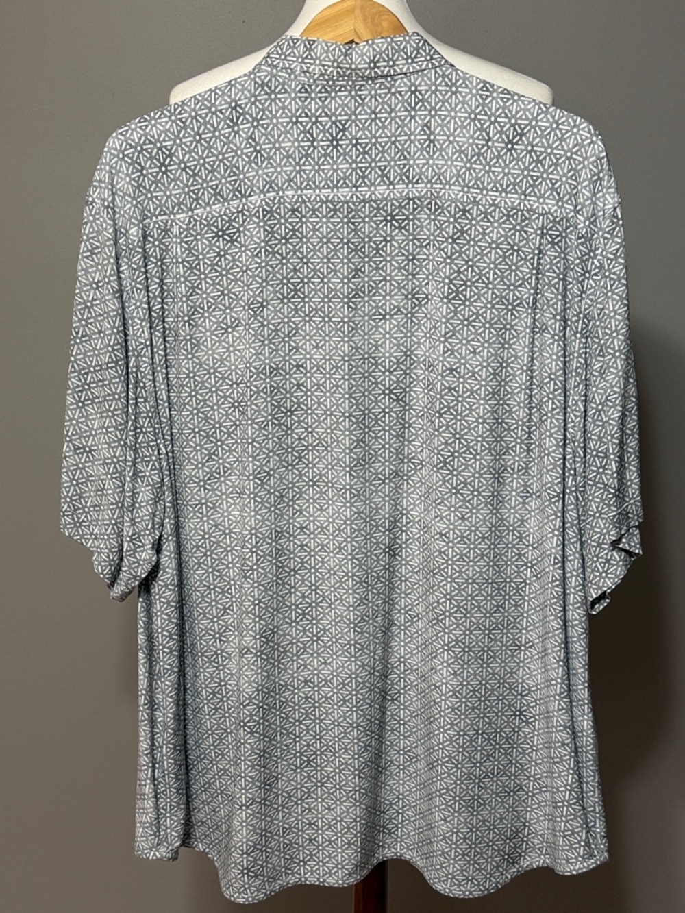 Tommy Bahama Gray Geometric Short-Sleeve Button-Down Shirt - XL - Picture 6 of 12